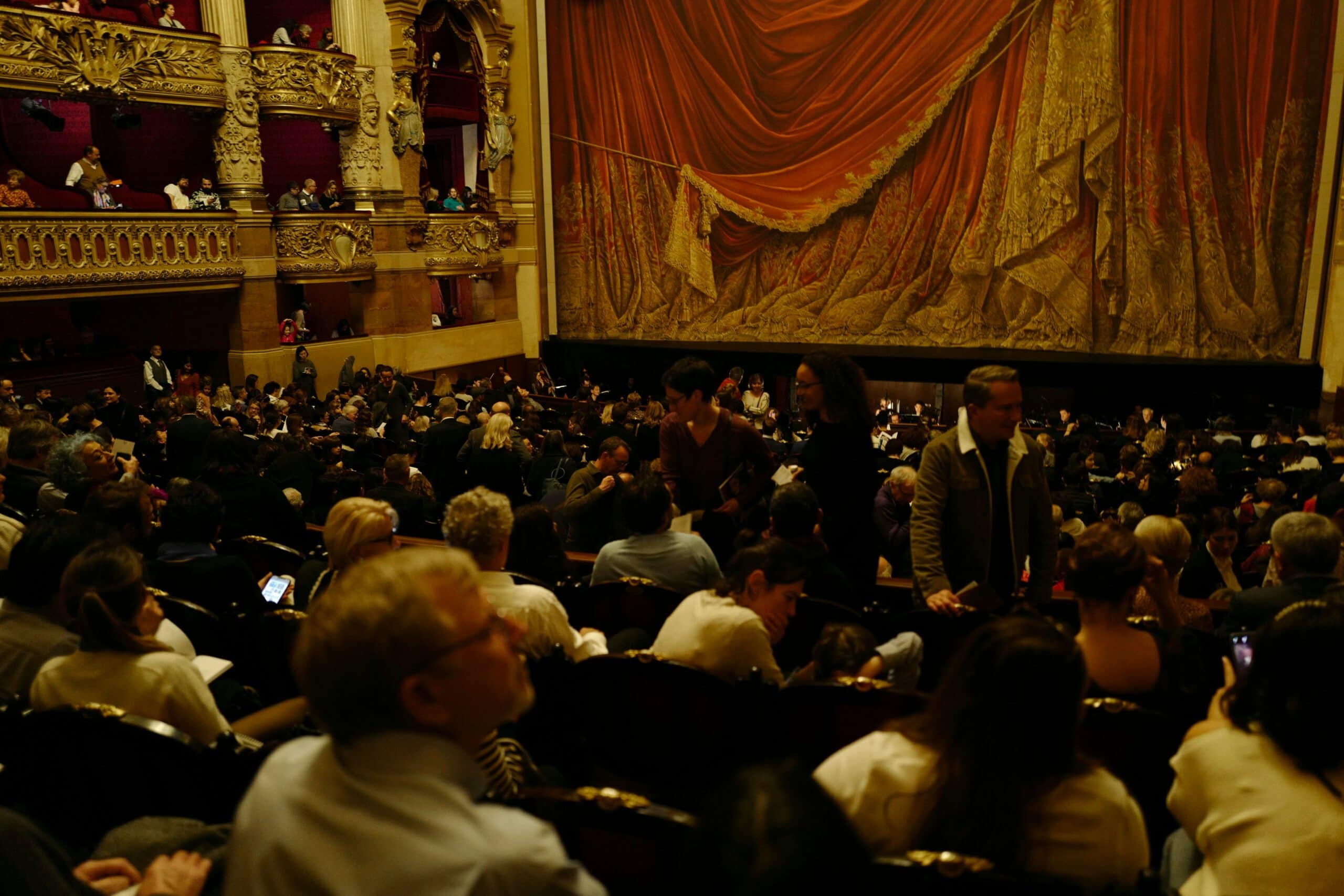 Vue intérieure d'une salle d'opéra parisienne