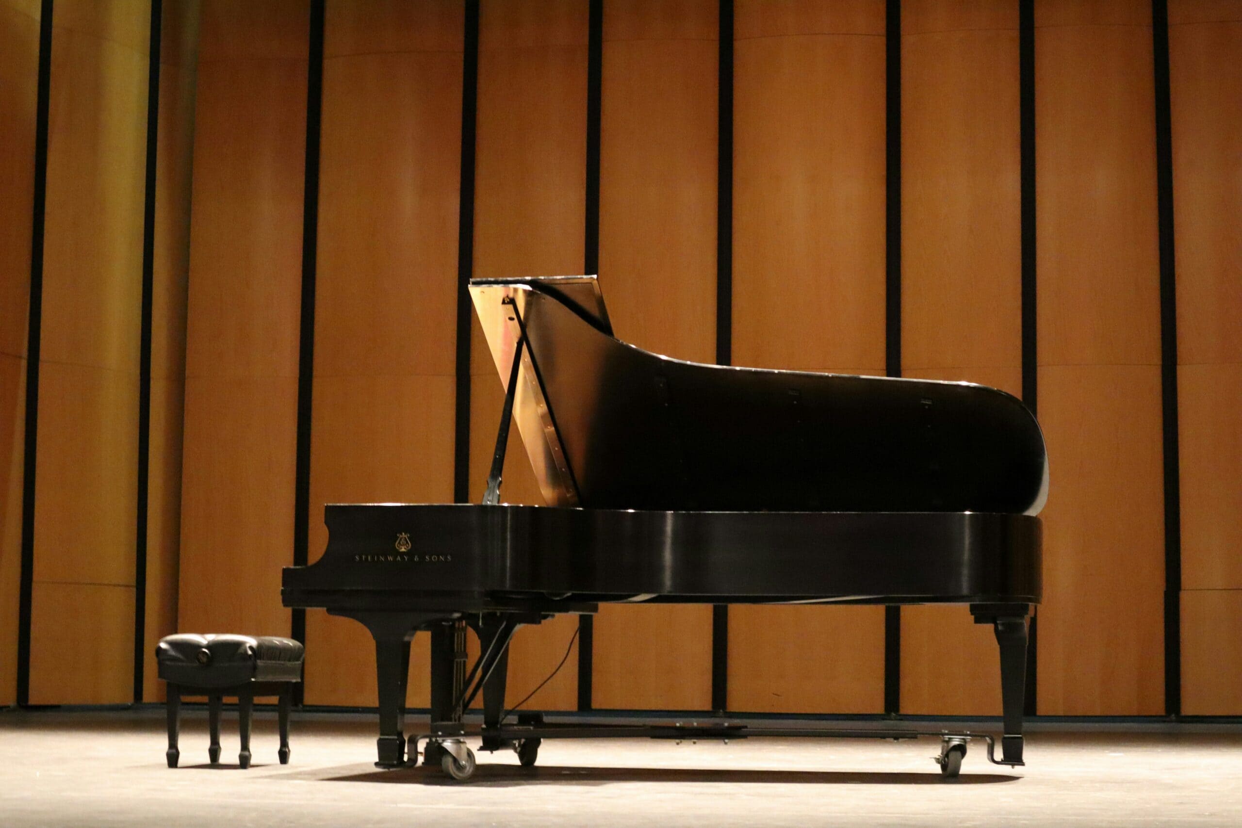 Pianiste sur scène lors d'un concert classique