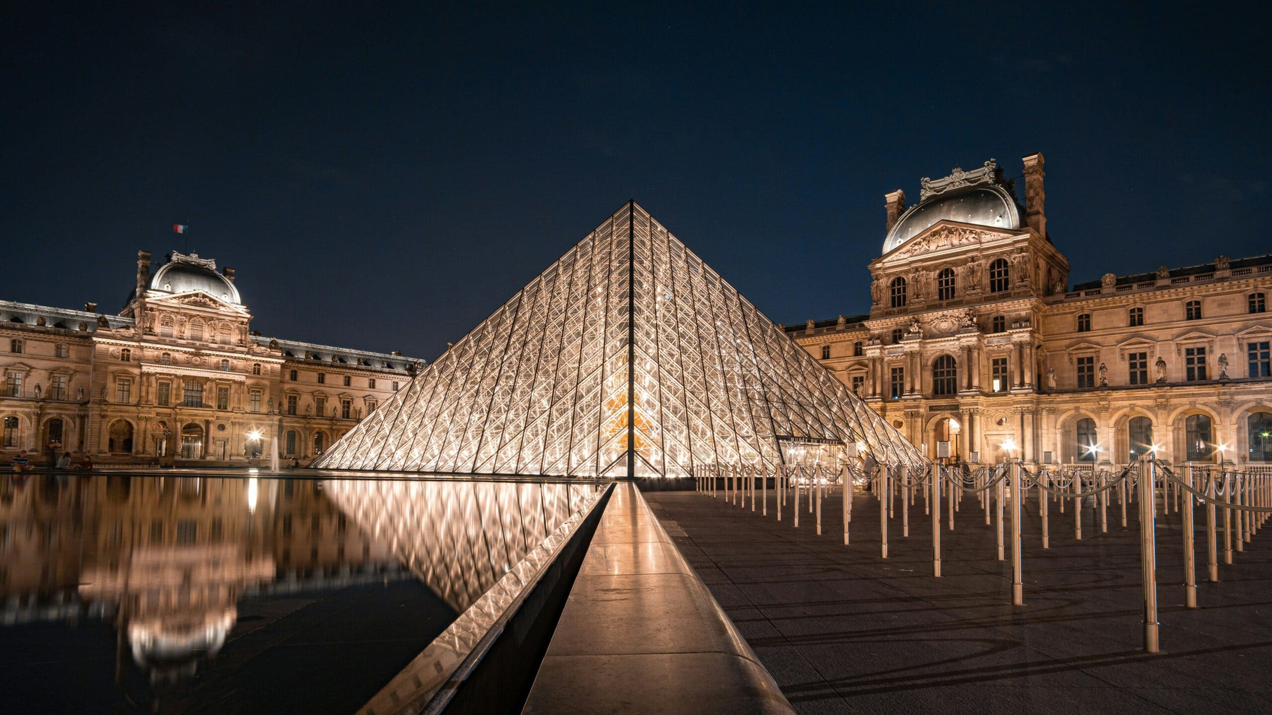 La pyramide du Louvre illuminée la nuit