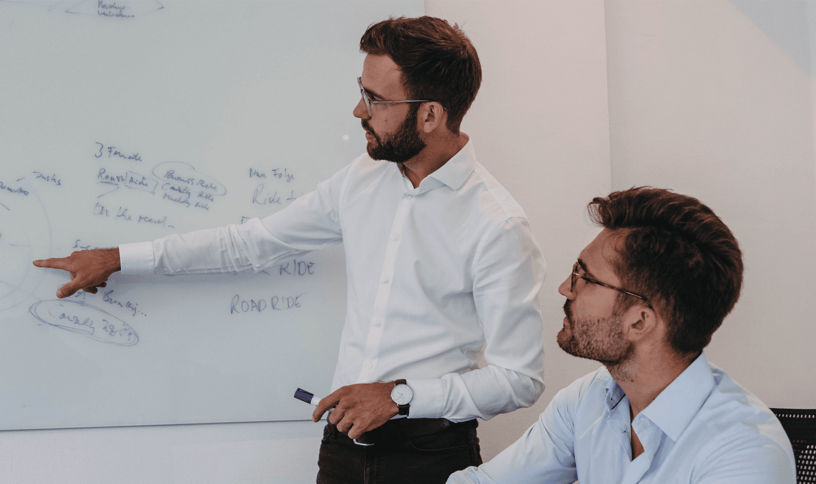 Tim Schmaddebeck, Mentor der Engineer Alliance, im Sparring mit einem Mitglied
