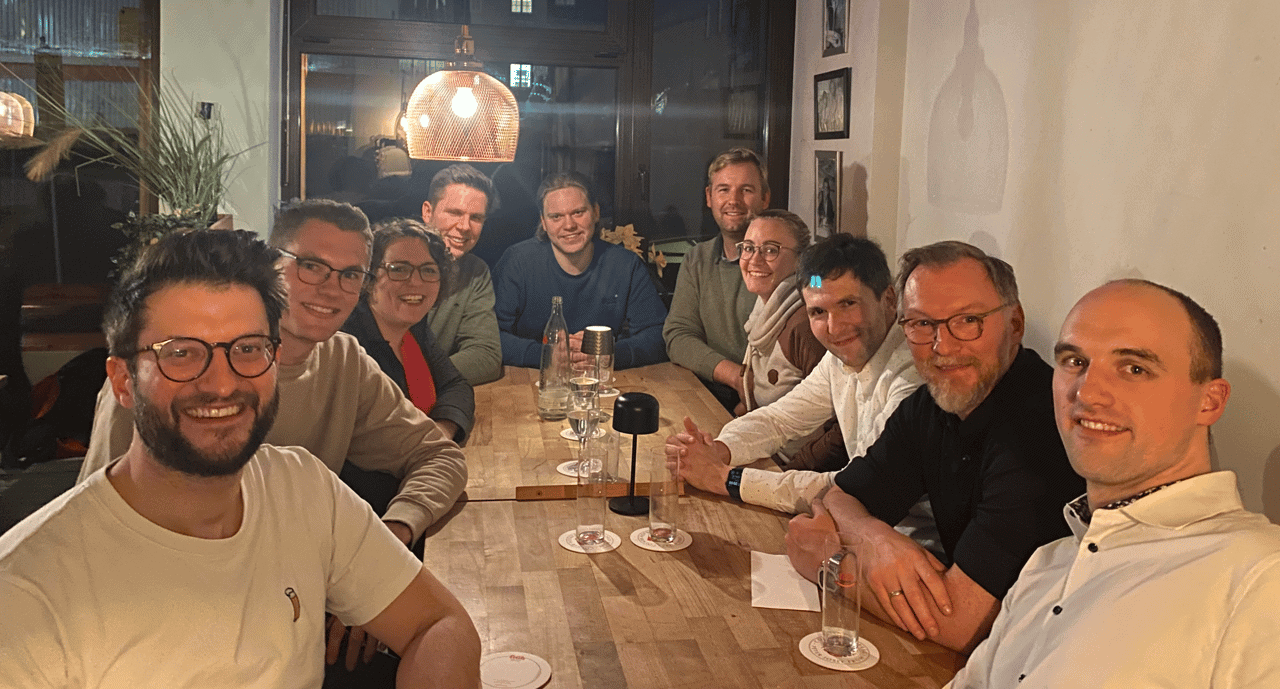 Engineer-Alliance-Stammtisch bei einem gemeinsamen Abendessen