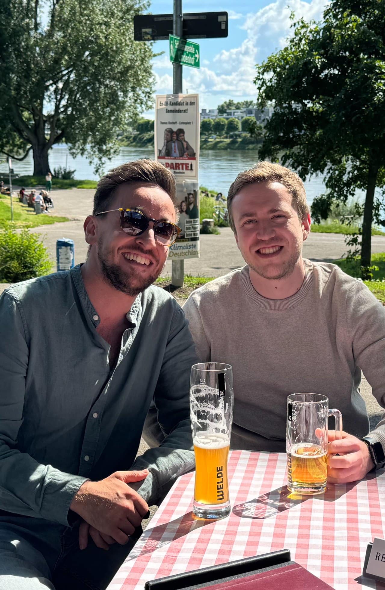 Zwei Mitglieder der Engineer Alliance bei einem lokalen Treffen
