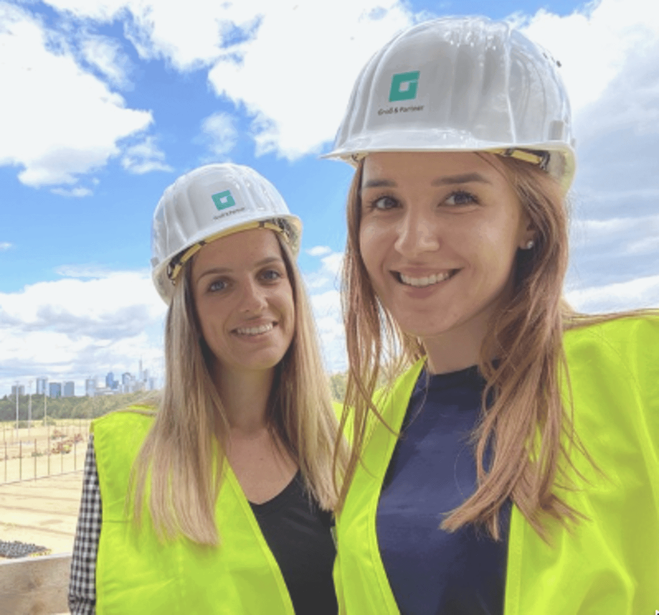 Zwei Ingenieurinnen der Engineer Alliance auf der Baustelle