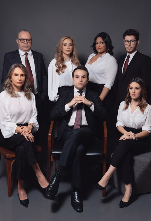 Equipe corporativa fotografada com padrão profissional