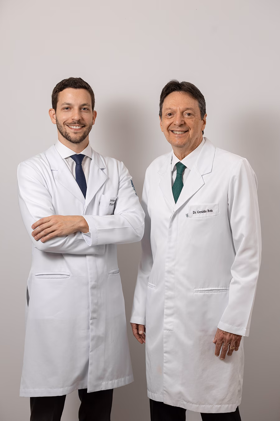 Retrato corporativo dos médicos sócios com jaleco em estúdio BH