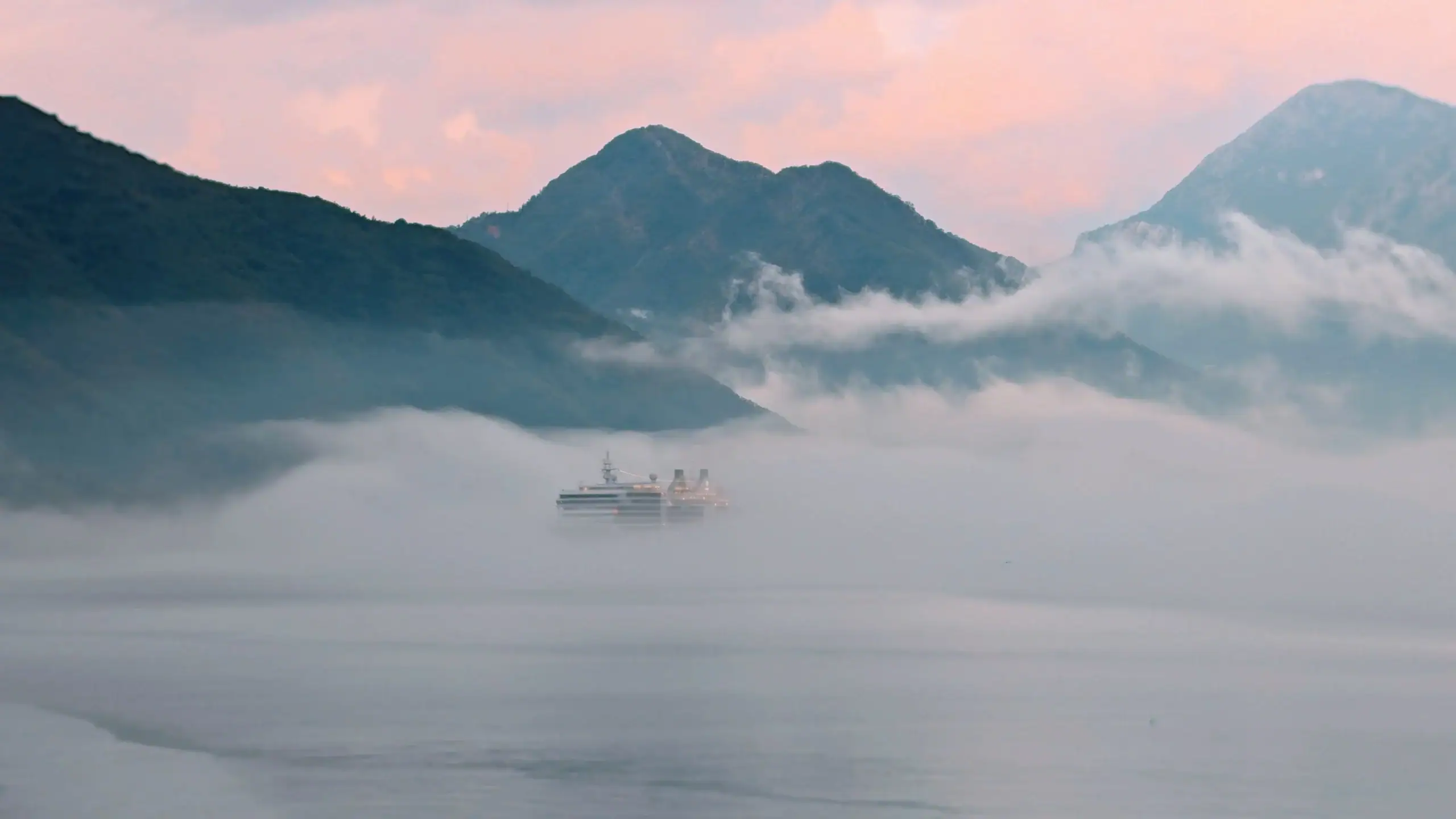 Mystische Nebelmorgen und kulinarische Erlebnisse an Bord