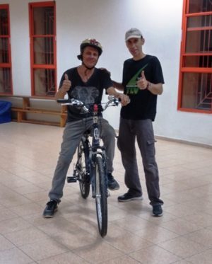 לימוד רכיבה למבוגרים בכל תנאי מזג האוויר, בכל עונות השנה ובתנאים מעולים! תמונה בעת שיעור רכיבה על אופניים עם מבוגר כבן 40.