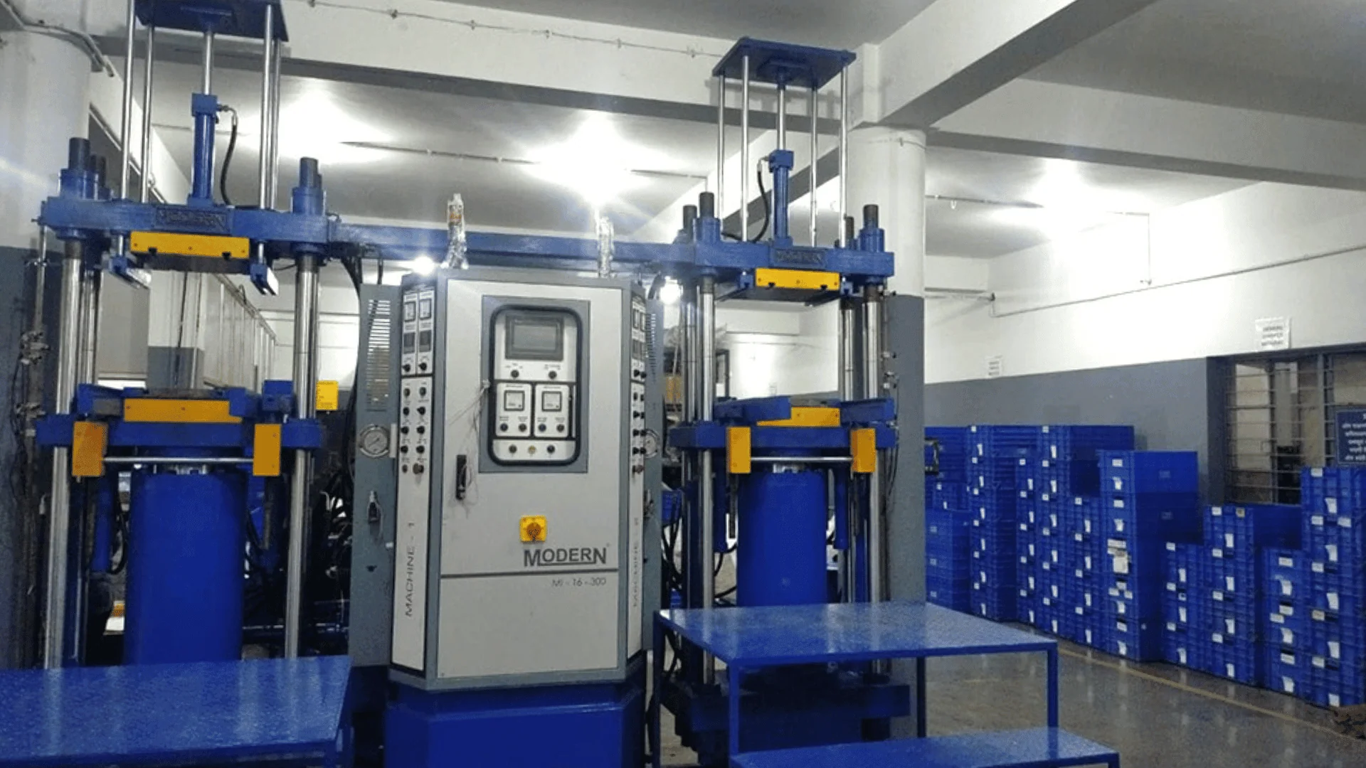 Modern Machine Hydraulic Press - Heavy Duty Compression Moulding Machine for Rubber Vulcanization.