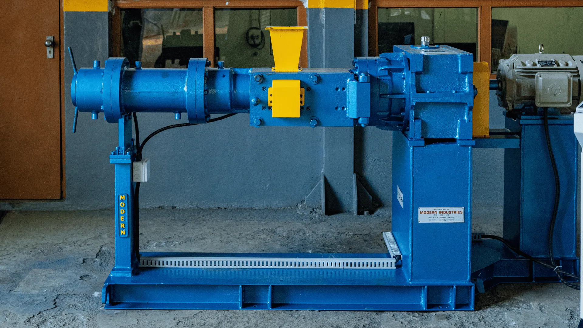 Modern Machine Rubber Extruding Machine - High Efficiency Cold Feed Extruder for Industrial Profiles.