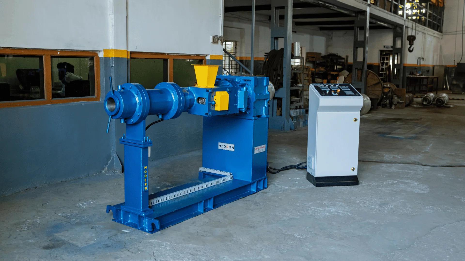 Modern Machine Extruder Die Head - Specialized Tooling for Medical and Automotive Rubber Extrusion.