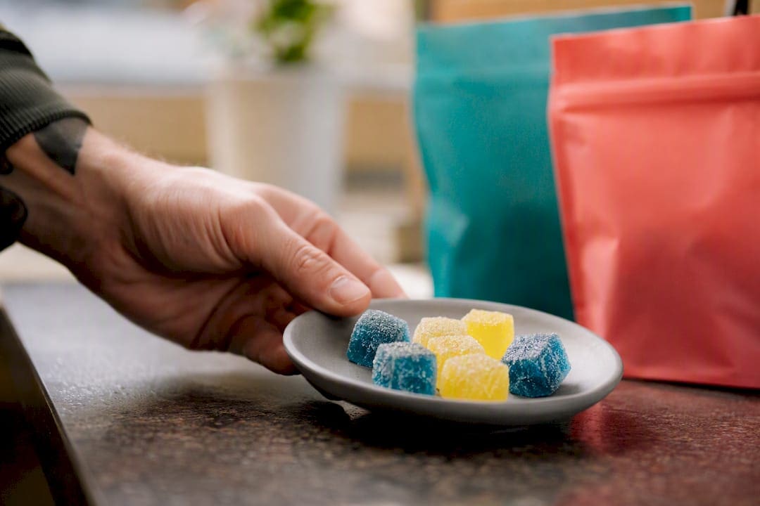 Main tenant des gommes molles au cannabis saveur framboise bleue