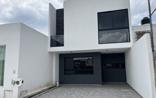 Casa con Roof Garden y Recámara en Planta Baja | El Prado Morelia