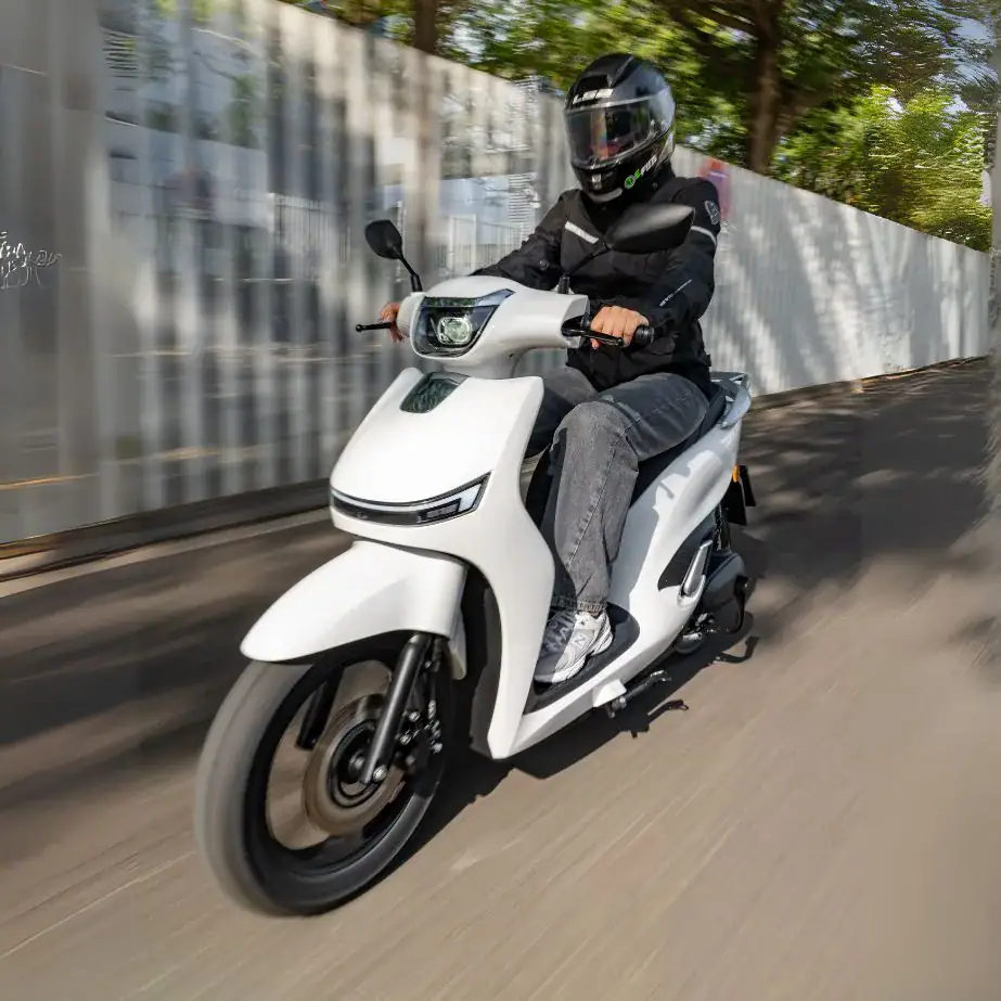 Imagen de una moto de color blanco