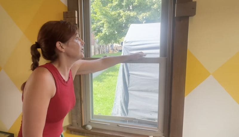 Lock your windows to create an energy efficient seal against conditioned air loss 6 Window Secrets That Could Save You Thousands MyFixitUpLife MyFixitUpLife Lock your windows to create an energy efficient seal against conditioned air loss MyFixitUpLife