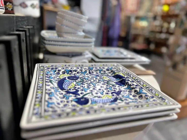 Assiette carrée en céramique avec motif de poissons bleus peints à la main