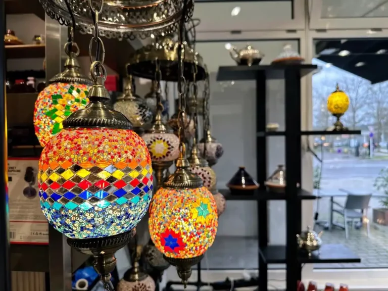 Lampes orientales suspendues en mosaïque colorée, lumière chaleureuse et artisanat oriental chez Nakshedil Boutique à Remich