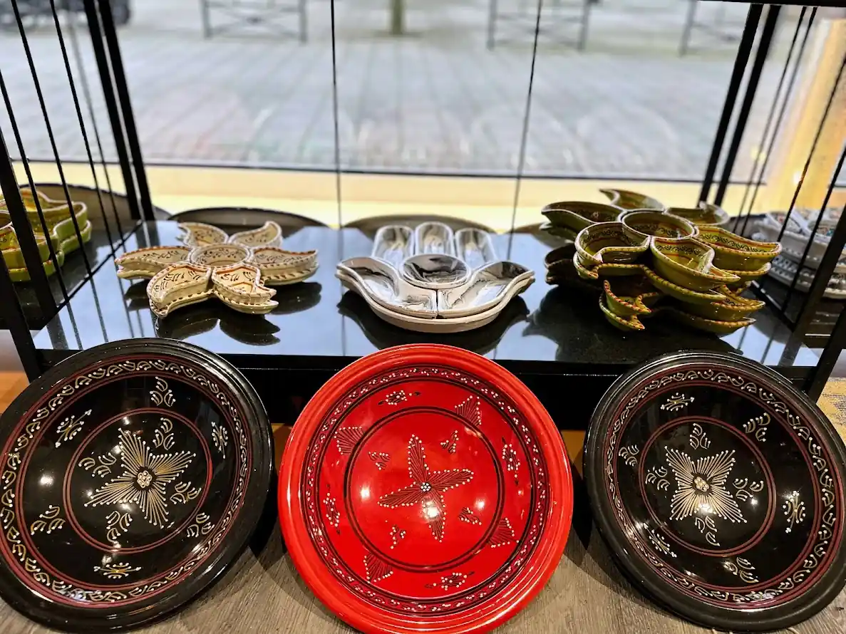 Artisanat berbère et design floral s’unissent dans une vaisselle qui raconte une histoire.