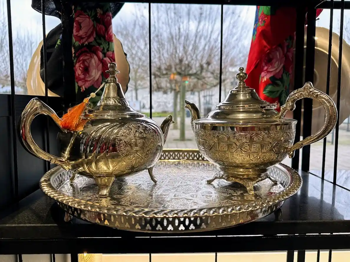 Deux théières. Mille souvenirs partagés.