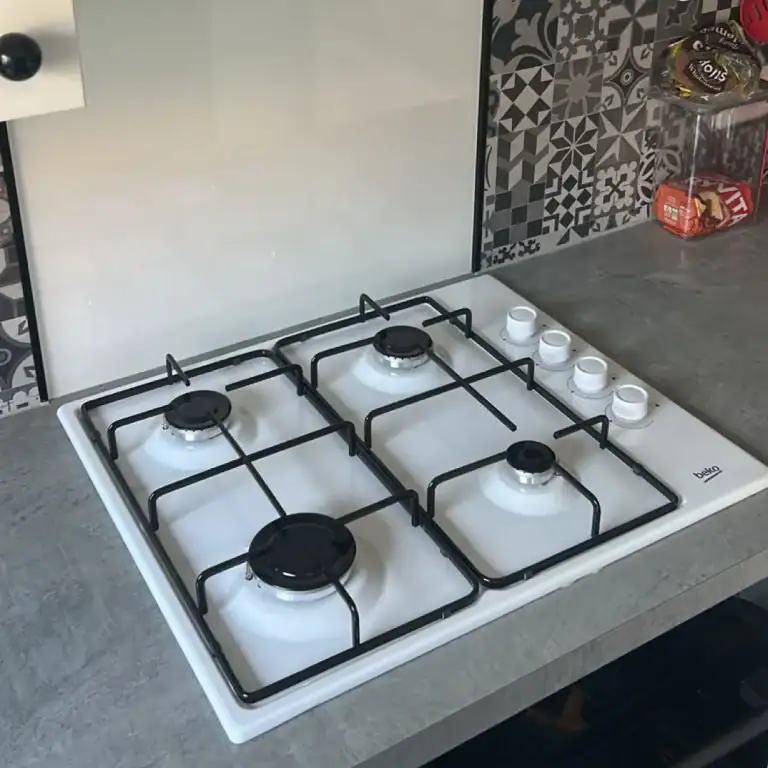 Professionally fitted white Beko 4-burner gas hob in Paisley, Renfrewshire, completed by NB Gas & Plumbing.