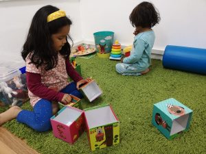 niños juegan con cubos centro neures