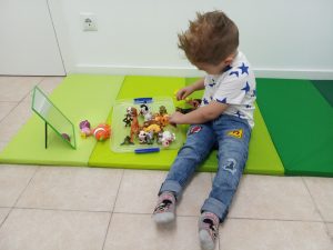 niño juega animales centro neures logopedia