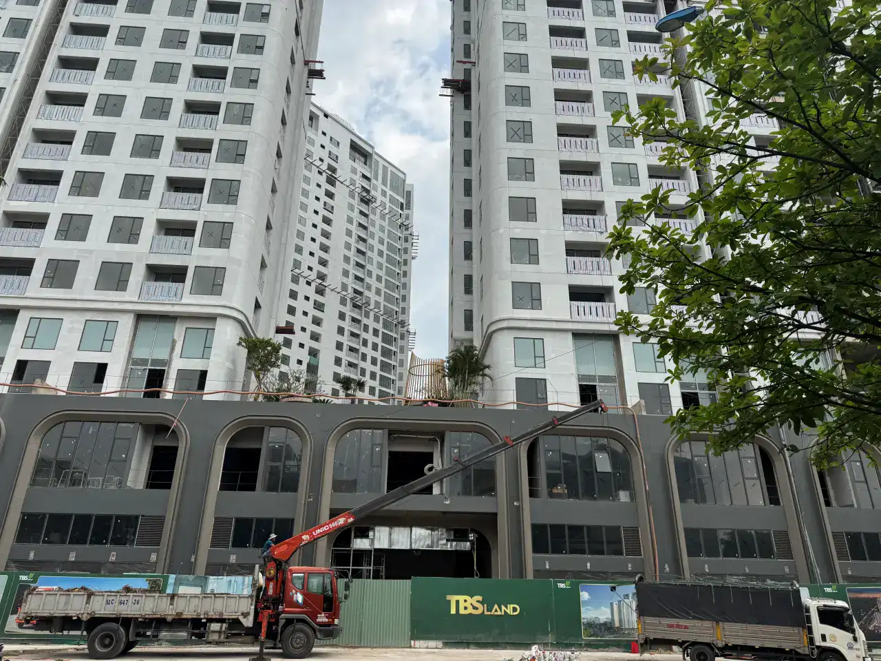 Lắp đặt mặt dựng shophouse tầng trệt đang thi công
