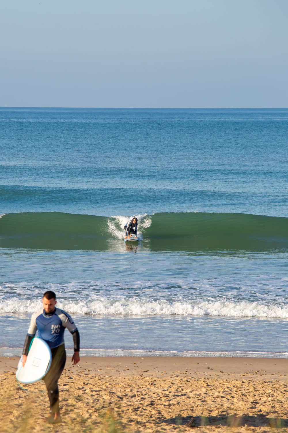 surfista cogiendo ola en la orilla