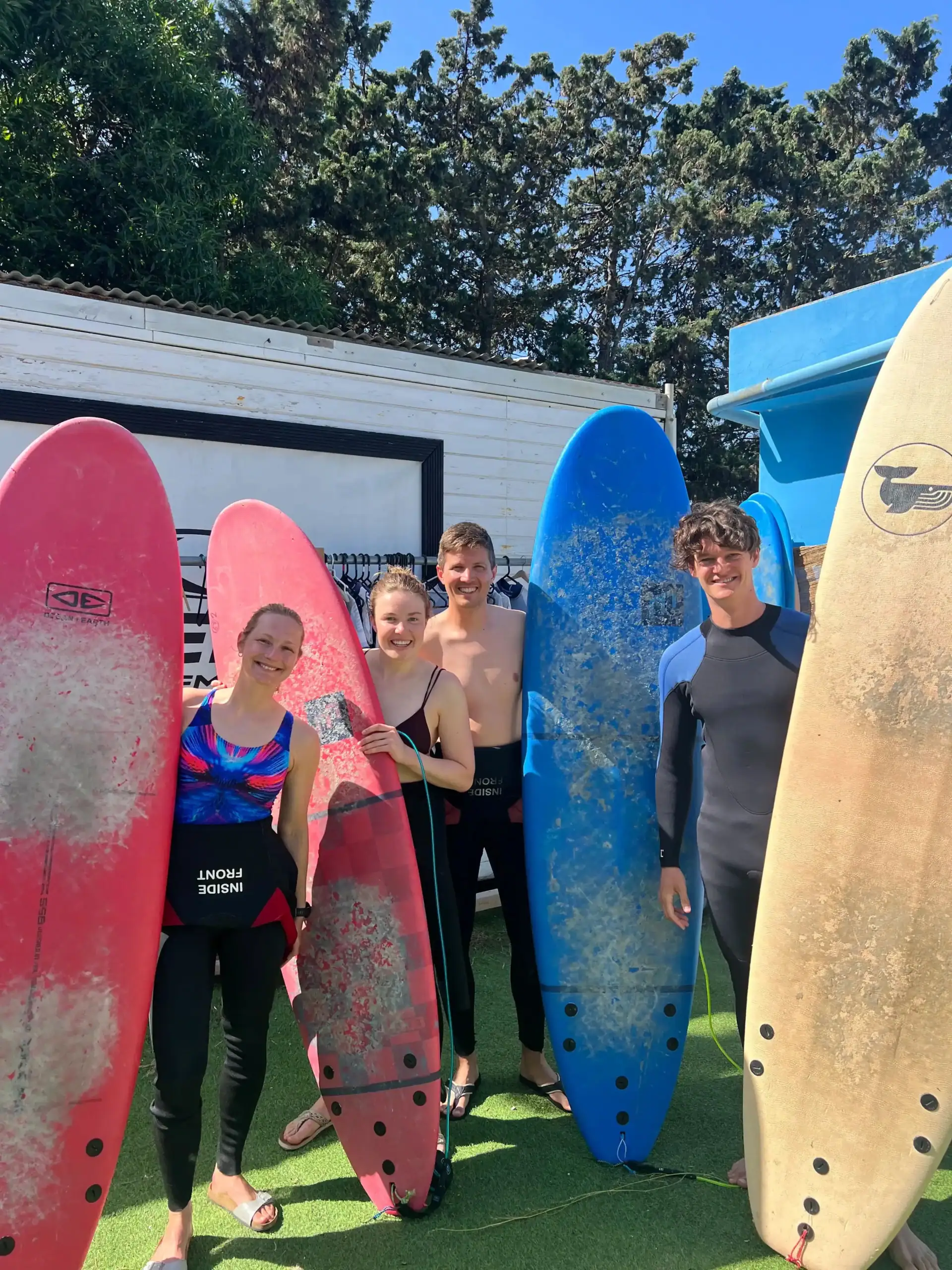 Familia surfeando en El Palmar Cádiz Nexo Surfhouse