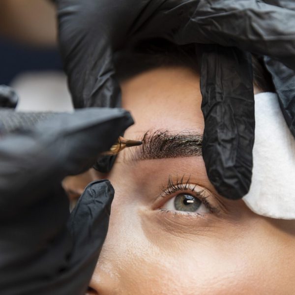 Het-verschil-tussen-microblading-en-wenkbrauwen-tattoeeren-scaled