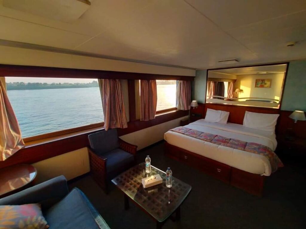 نايل كروز الملكية Nile Cruise ذات فئة الـ 5 نجوم افضل المراكب النيلية المتحركة احجز أفضل مركب بين التحرير و المعادي و الزمالك بأحسن الاسعار رحلات بكروزات فخمة وخدمات متميزة رحلة نيلية 3 ساعات مع برنامج فني مميز و افضل نجوم الغناء المصري و الخليجي مع الباند الشرقي و الغربي و الرقص الشرقي و التنورة و الفنون الشعبية و الاستعراضية رحلة عشاء - رحلة غدا الباخرة رحلات نيلية متحركة مع العشاء الفاخر والفقرات الفنيه تجربة لا تُنسى تتيح للمسافرين استكشاف عجائب مصر القديمةمع الاستمتاع بوسائل الراحة الفاخرة والمناظر الخلابة