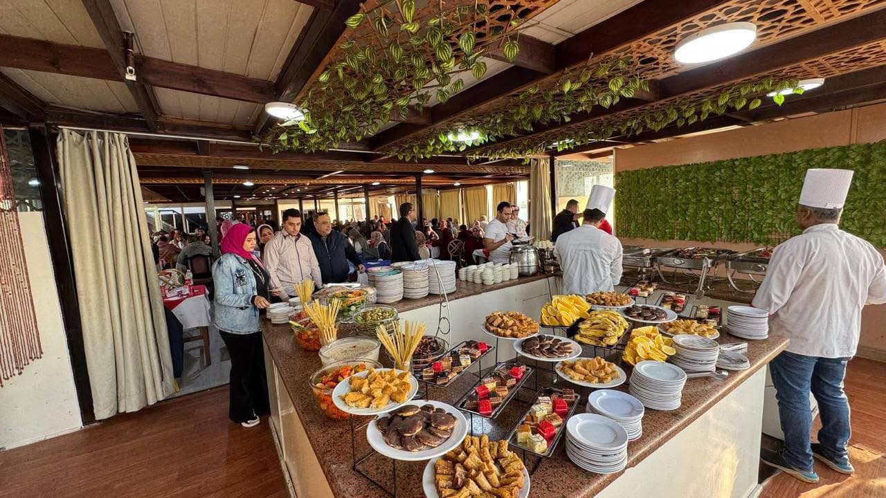 بوفيه مفتوح على باخرة نايل كروز