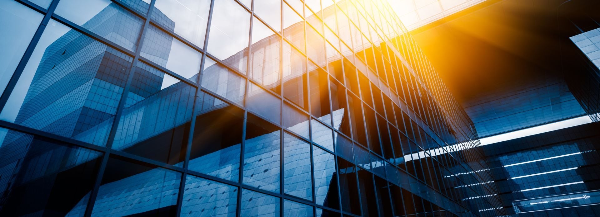 vetrata moderna palazzo che riflette la speranza e la luce per un nuovo business vetrata moderna palazzo che riflette la speranza e la luce per un nuovo business