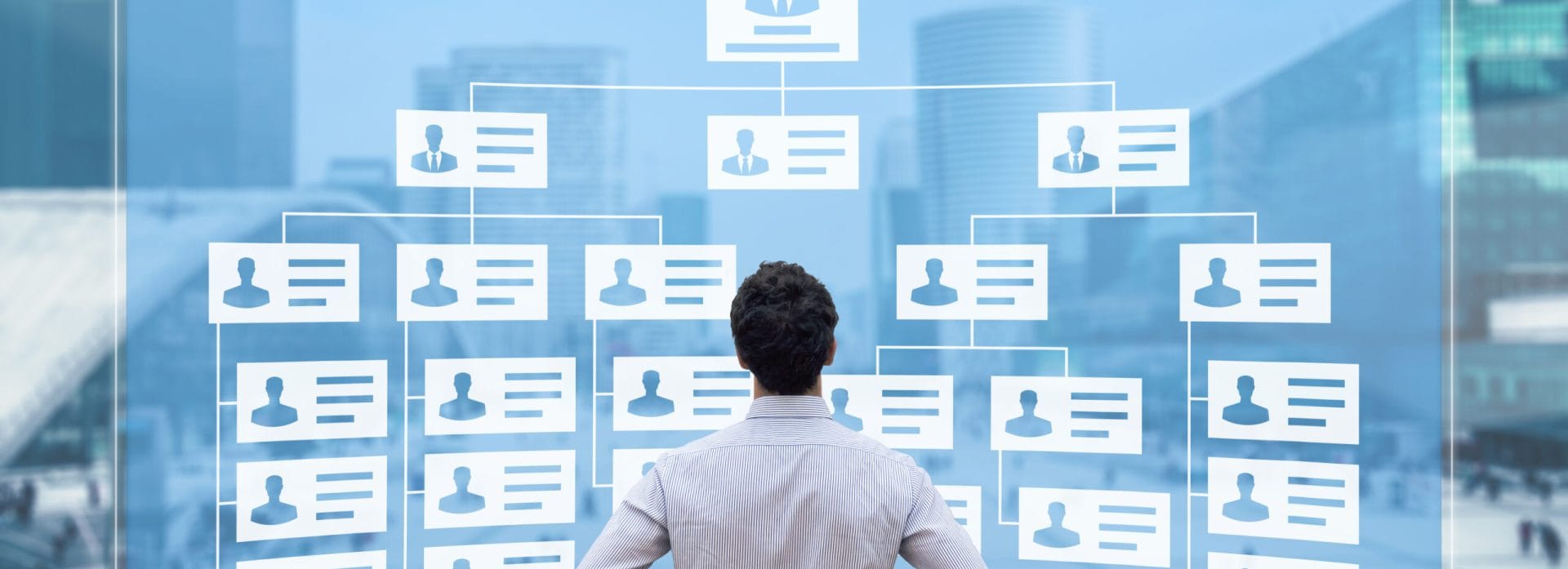 Responsabile delle risorse umane che lavora su un organigramma aziendale con CEO, dirigenti e team operativi Responsabile delle risorse umane che lavora su un organigramma aziendale con CEO, dirigenti e team operativi