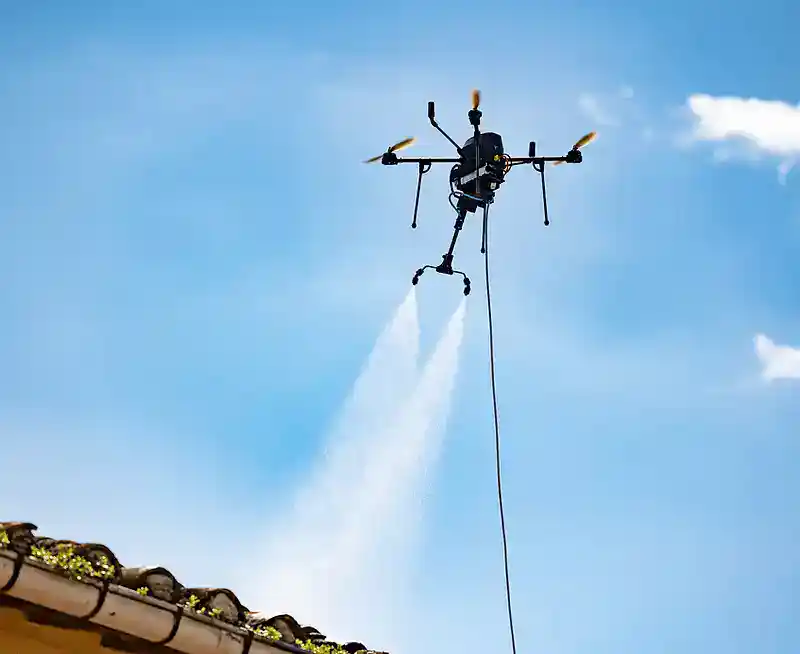 drone nettoyage de panneaux solaires