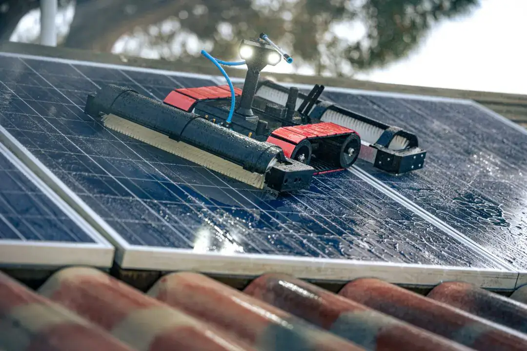 drone nettoyage de panneaux solaires