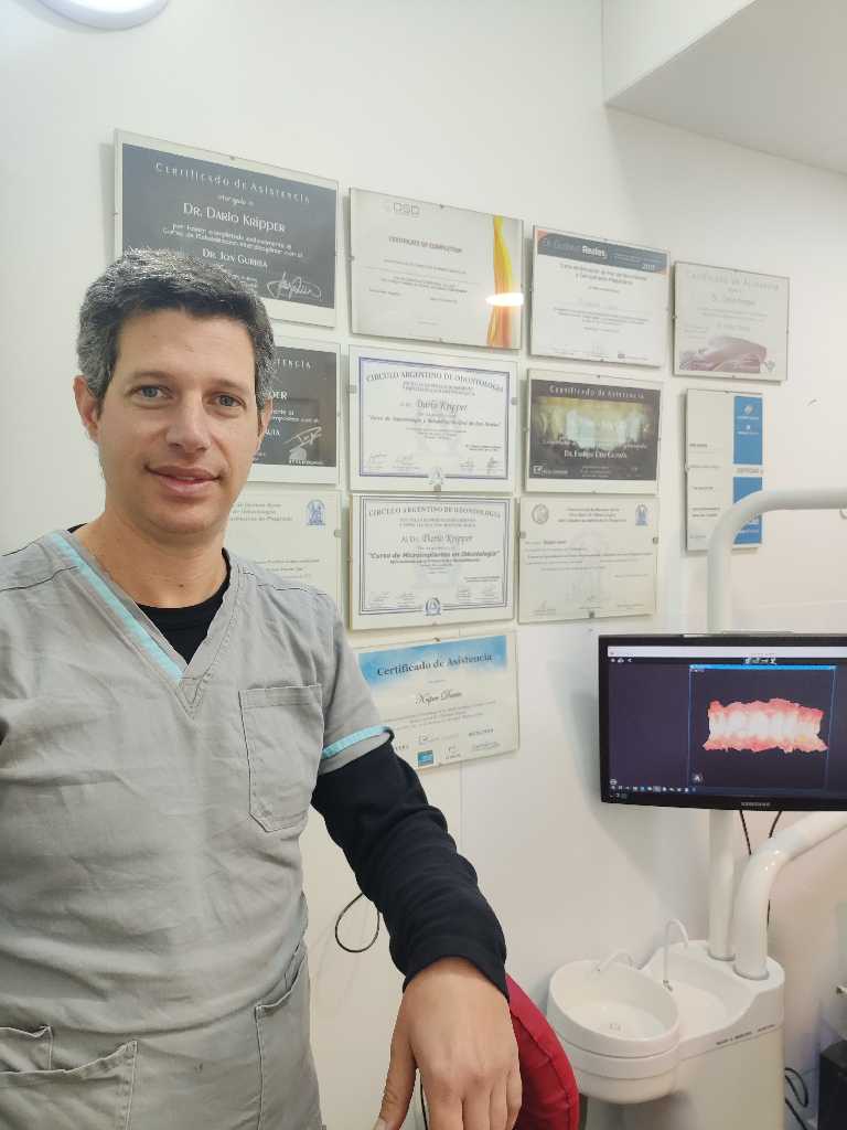 Darío Kripper en el consultorio de OdontologíaMD