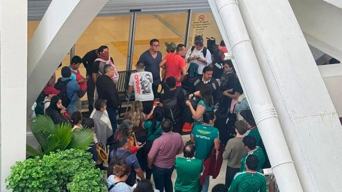 CNTE bloquea accesos al aeropuerto en Chiapas