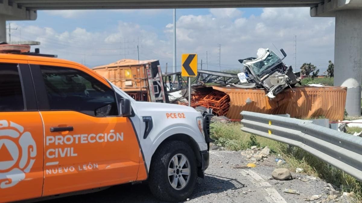 Cae tráiler desde puente en Salinas Victoria, NL
