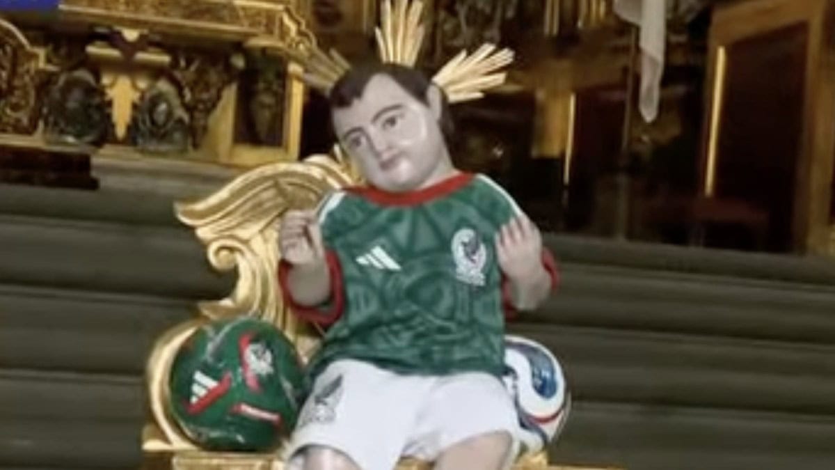 Catedral Metropolitana viste al Niño Dios con uniforme mexicano