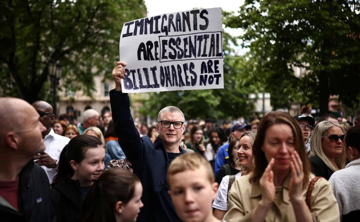 Miles marchan en Belfast contra ataques racistas