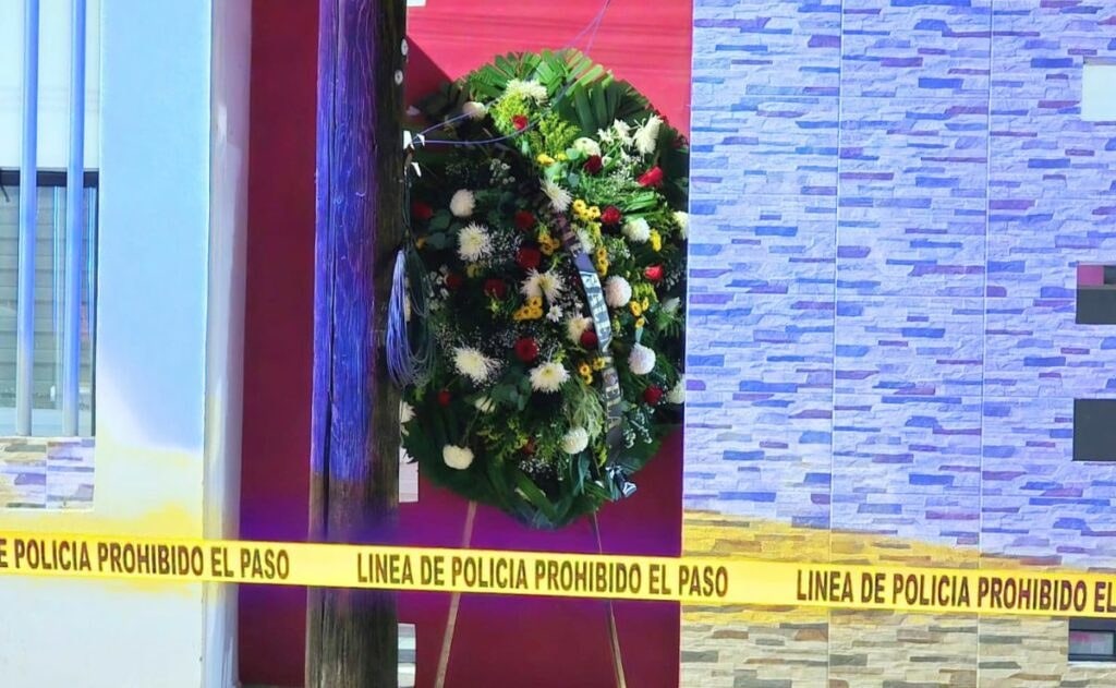 Dejan corona fúnebre en casa de diputada en Sinaloa