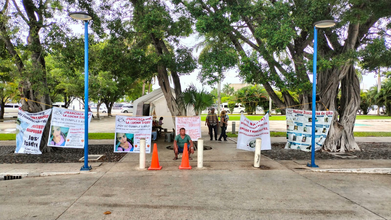 Plantón en aeropuerto de Cancún cumple tres días sin respuesta