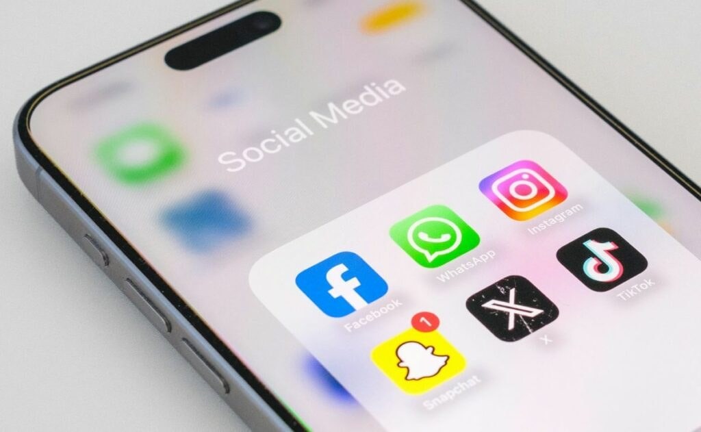 Reino Unido planea prohibir redes sociales a menores de 16 años