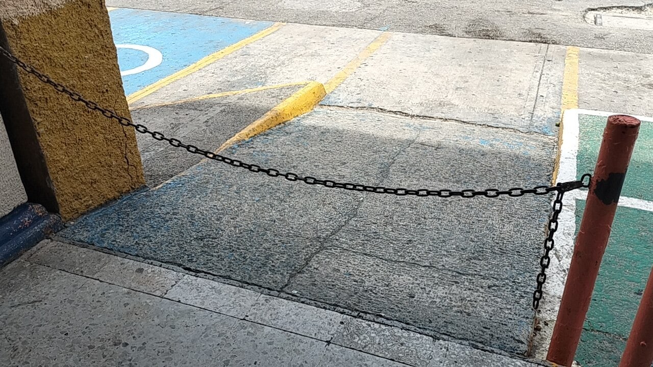 Negocios en Cancún cierran accesos para discapacitados