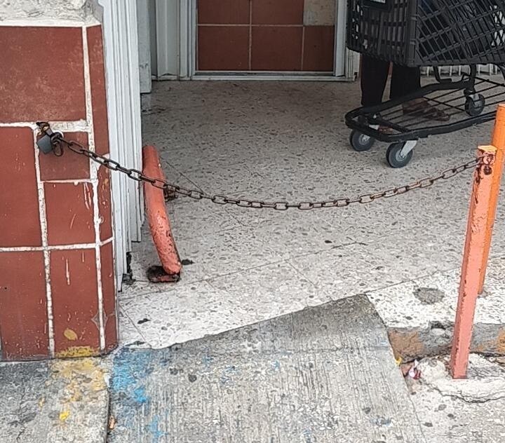 Negocios en Cancún cierran accesos para discapacitados