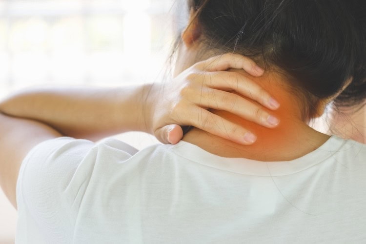 Neck pain symptoms in woman needing specialist treatment - One Body LDN Neck pain symptoms in woman needing specialist treatment