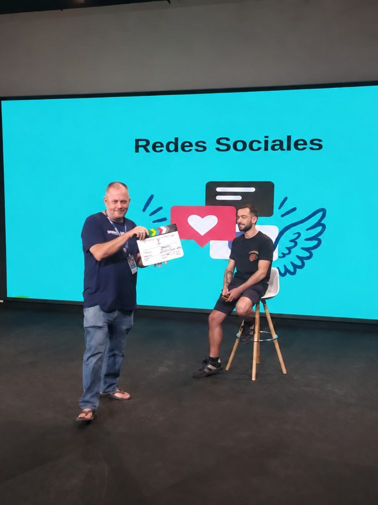 Pablo Pérez grabando contenido para redes sociales en plató