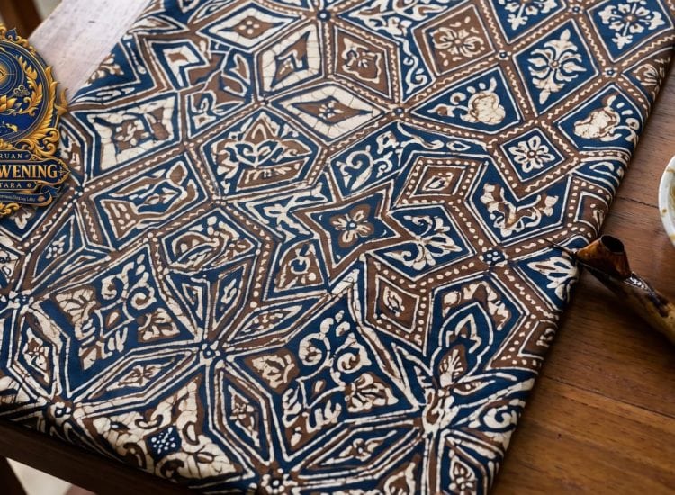 Ragam hias motif kain batik Banten tradisional bersandingan dengan alat canting dan cairan malam, mencerminkan kekayaan seni dan kearifan lokal Banten.