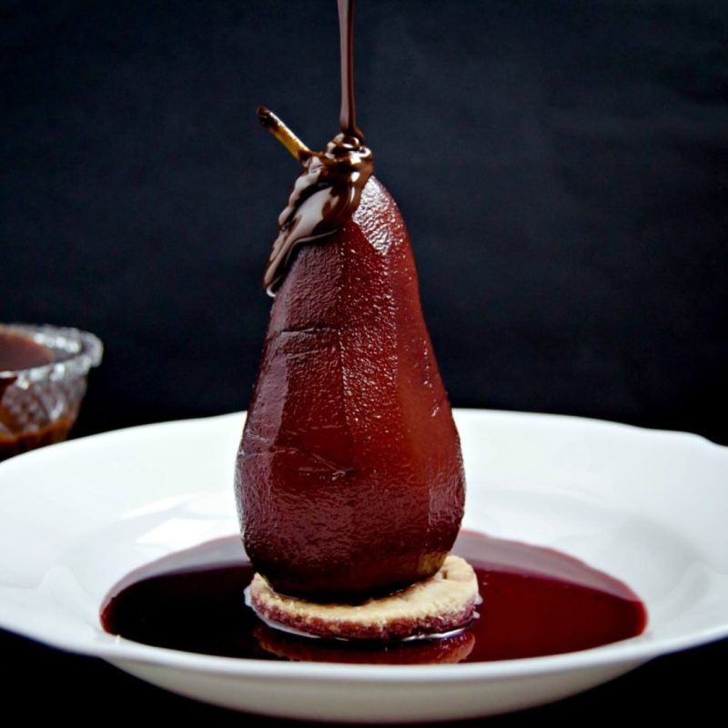 Pere posate in vin rosu