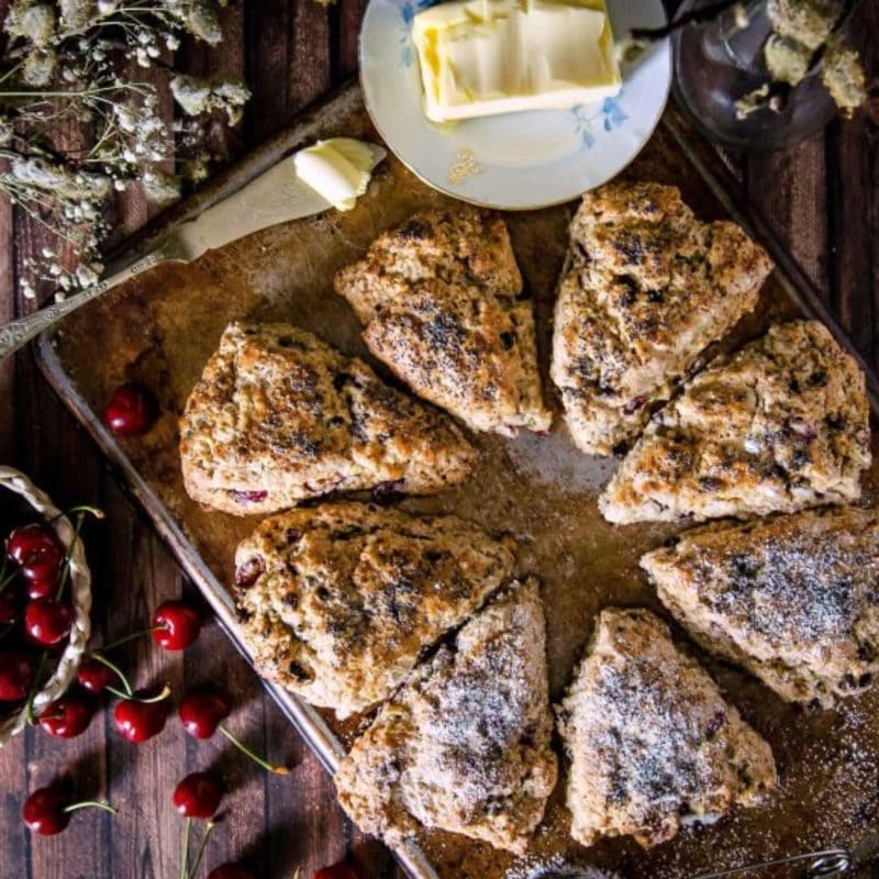 Scones cu cirese si ciocolata neagra